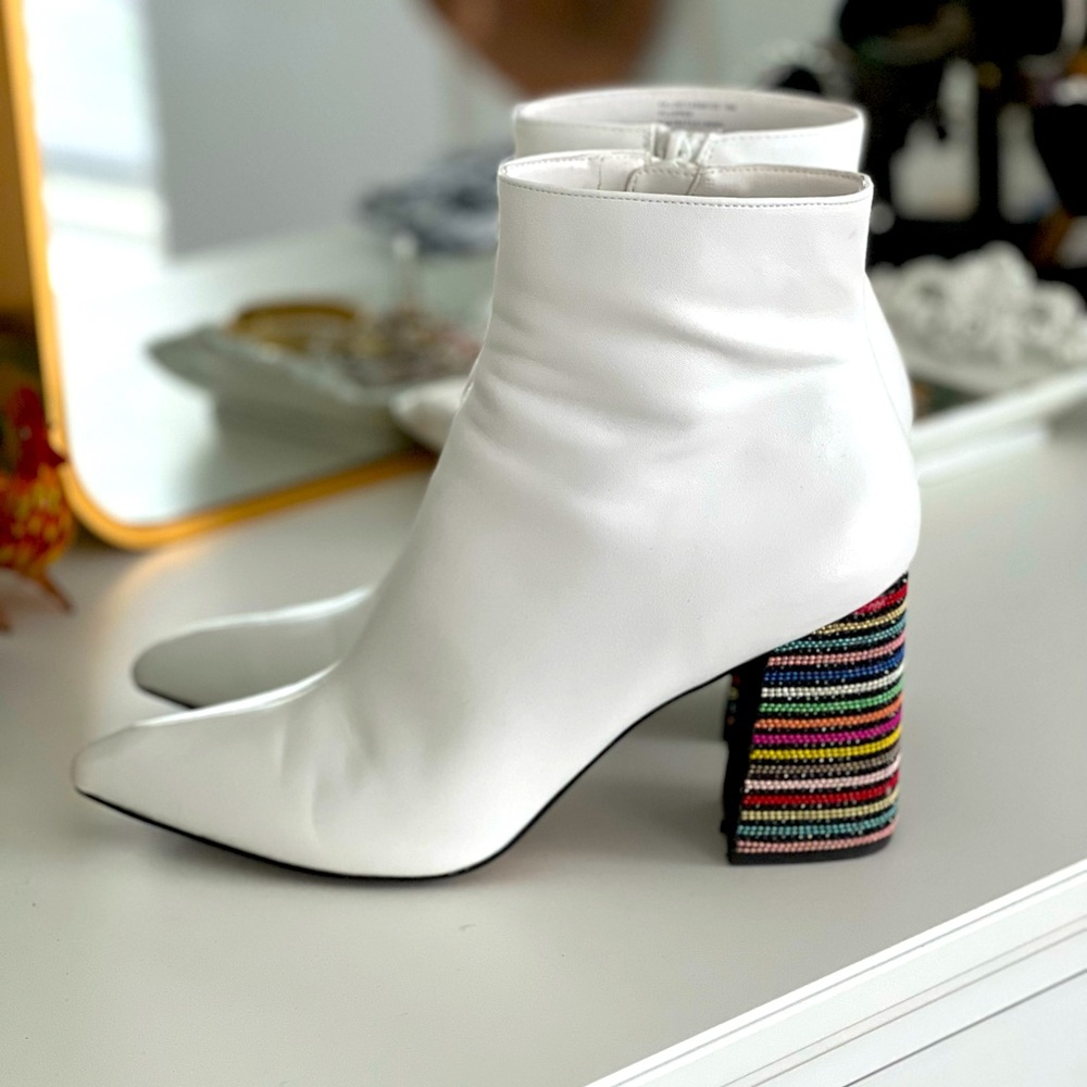 Betsey Johnson White Booties sz 10 Rainbow Beaded Heels EUC